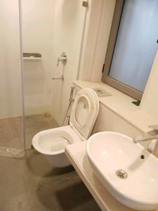 Common Bathroom Image of 1475 Sq.ft 3 BHK Apartment / Flat for sale in Colaba Mumbai for Rs. 100000000