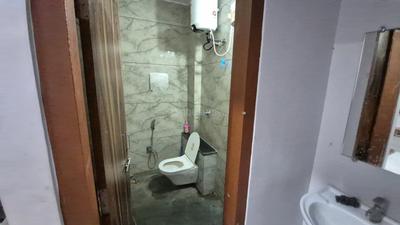 Bathroom Image of 600 Sq.ft 1 BHK Apartment / Flat for rent in Veena Nagar Indore for Rs. 18000