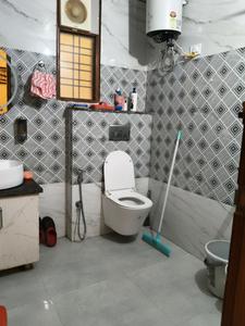 Common Bathroom Image of 1200 Sq.ft 3 BHK Builder Floor for rent in Sector 14 Gurgaon for Rs. 50000
