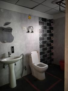 Bathroom Image of 1730 Sq.ft 3 BHK Apartment / Flat for rent in Paramount Golfforeste Villas, Surajpur Greater Noida for Rs. 21000
