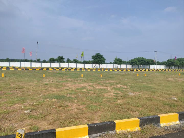 golden square Main Image 1