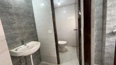 Bathroom Image of 585 Sq.ft 1 BHK Apartment / Flat for rent in Amrapali Dream Valley 2, Noida Extension Greater Noida for Rs. 17000