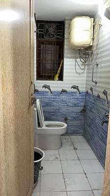 Bathroom Image of 800 Sq.ft 2 BHK Builder Floor for rent in Palam Vihar Extension Gurgaon for Rs. 20000