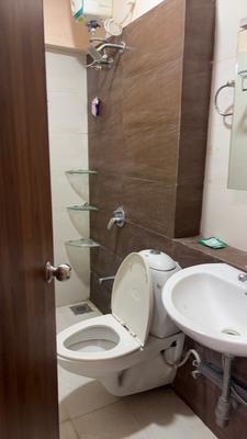 Bathroom Image of 1350 Sq.ft 3 BHK Apartment / Flat for rent in Adani The Meadows, Vaishno Devi Circle Ahmedabad for Rs. 38000
