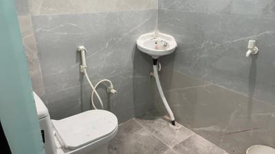 Bathroom Image of 384 Sq.ft 1 BHK Independent House for rent in Sector 53 Noida for Rs. 12000