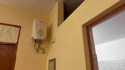 Bathroom Image of 1250 Sq.ft 2 BHK Builder Floor for rent in Indira Nagar Lucknow for Rs. 18000