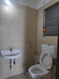 Common Bathroom Image of 600 Sq.ft 1 BHK Apartment / Flat for sale in DB Ozone, Dahisar East Mumbai for Rs. 5500000