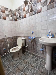 Bathroom Image of 950 Sq.ft 2 BHK Apartment / Flat for rent in ABCZ East Sapphire, Sector 45 Noida for Rs. 25000