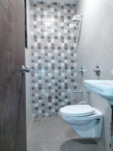Bathroom Image of 500 Sq.ft 1 BHK Apartment / Flat for sale in Amann Highland Park, Malad East Mumbai for Rs. 7700000