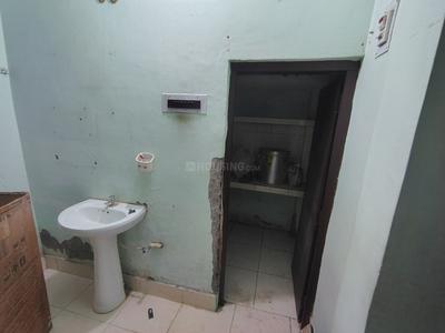 Bathroom Image of 300 Sq.ft 1 BHK Apartment / Flat for rent in Chowk Lucknow for Rs. 5000