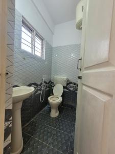 Bathroom Image of 800 Sq.ft 1 BHK Apartment / Flat for rent in S.G. Palya Bengaluru for Rs. 20000
