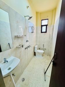 Bathroom Image of 850 Sq.ft 2 BHK Builder Floor for rent in Noida Extension Greater Noida for Rs. 12000