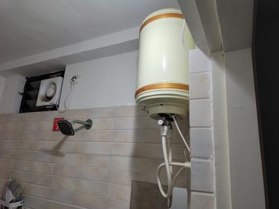 Bathroom Image of 600 Sq.ft 1 BHK Apartment / Flat for rent in Laabham Residency EWS LIG Block, Pipliyahana Indore for Rs. 14000