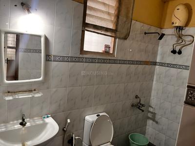 Bathroom Image of 1200 Sq.ft 3 BHK Apartment / Flat for rent in Thoraipakkam Chennai for Rs. 38000
