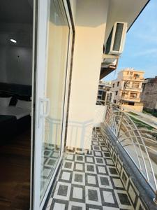 Balcony Image of Urbanroomz Coliving for working Professional in Sector 45, Gurgaon