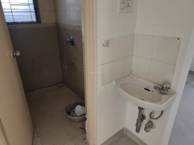 Bathroom Image of 650 Sq.ft 1 BHK Apartment / Flat for rent in Magarpatta Heliconia, Hadapsar Pune for Rs. 24000