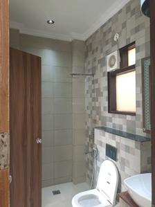 Common Bathroom Image of 1850 Sq.ft 3 BHK Builder Floor for rent in Vipul World, Sector 48 Gurgaon for Rs. 60000