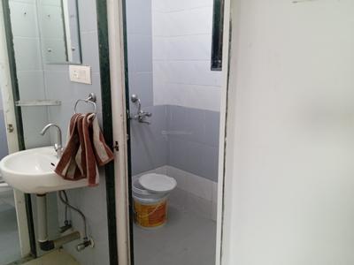 Bathroom Image of 600 Sq.ft 1 BHK Apartment / Flat for rent in Bharat Vihar New Delhi for Rs. 21000