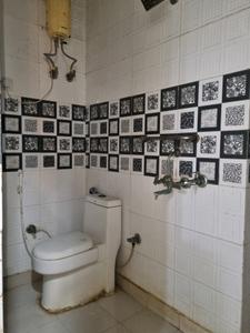 Common Bathroom Image of 900 Sq.ft 3 BHK Apartment / Flat for rent in Mahavir Enclave New Delhi for Rs. 24000
