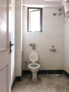 Common Bathroom One Image of 880 Sq.ft 2 BHK Apartment / Flat for sale in Hiranandani Villa Grand, Hiranandani Estate Thane for Rs. 14500000