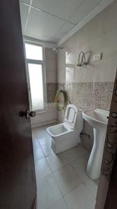 Bathroom Image of 900 Sq.ft 2 BHK Apartment / Flat for rent in Marina Suites , Mahurali Ghaziabad for Rs. 16000