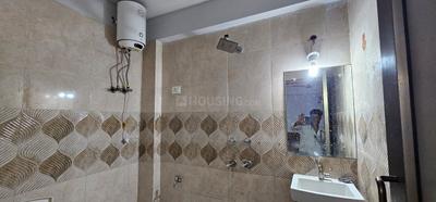 Bathroom Image of 450 Sq.ft 1 RK Apartment / Flat for rent in Sarita Vihar New Delhi for Rs. 16000