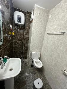 Bathroom Image of 2500 Sq.ft 5 BHK Independent House for sale in Lakkar Bazar Shimla for Rs. 14500000