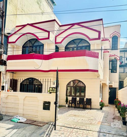 Building Image of Standard Stays Luxury PG in Sector 27, Noida