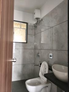 Common Bathroom Image of 1350 Sq.ft 2.5 BHK Apartment / Flat for sale in 45 Shashwat Heights, Punawale Pune for Rs. 9000000