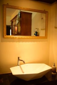 Bathroom Image of 1500 Sq.ft 3 BHK Apartment / Flat for sale in Anasvara Pananjickal Arcade, Palarivattom Kochi for Rs. 6200000