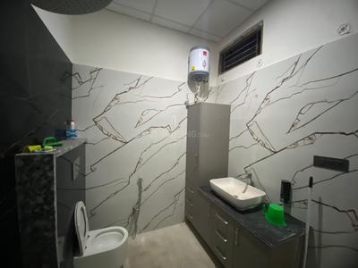 Bathroom Image of 2500 Sq.ft 9 BHK Apartment / Flat for rent in Ahmamau Lucknow for Rs. 120000