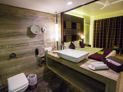 Bathroom Image of 2800 Sq.ft 4 BHK Apartment / Flat for sale in Versova Sea Green Apartment, Andheri West Mumbai for Rs. 120000000