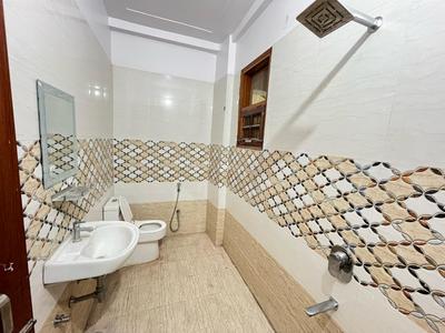 Bathroom Image of 1750 Sq.ft 3 BHK Builder Floor for rent in Gomti Nagar Lucknow for Rs. 20000