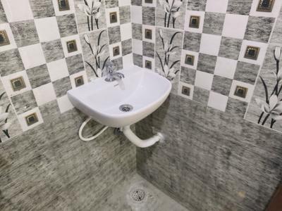 Common Bathroom Image of 751 Sq.ft 1 BHK Apartment / Flat for rent in Hafeezpet Hyderabad for Rs. 23000