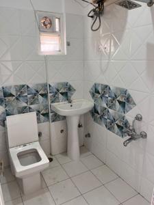 Bathroom Image of 1200 Sq.ft 2 BHK Apartment / Flat for rent in Cooke Town Bengaluru for Rs. 40000