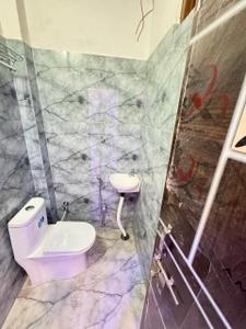 Bathroom Image of 600 Sq.ft 1 BHK Independent House for rent in Vrindavan Yojana Lucknow for Rs. 8000