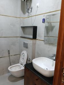 Bathroom Image of 1000 Sq.ft 2 BHK Builder Floor for rent in Sector 46 Gurgaon for Rs. 47000