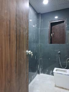 Common Bathroom Image of 600 Sq.ft 2 BHK Apartment / Flat for rent in Sector 72 Noida for Rs. 25000
