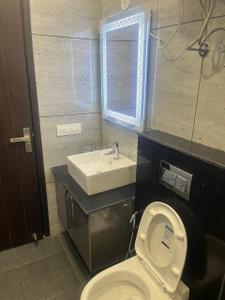 Bathroom Image of 1000 Sq.ft 2 BHK Builder Floor for sale in RWA Pragati Park Block H18 and L, Malviya Nagar New Delhi for Rs. 21800000