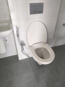 Common Bathroom Image of 730 Sq.ft 2 BHK Apartment / Flat for rent in Integrated Kamal, Mulund West Mumbai for Rs. 50000