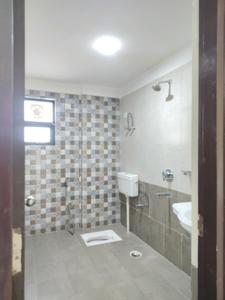 Common Bathroom Image of 2100 Sq.ft 4 BHK Apartment / Flat for sale in CGEWHO Kendriya Vihar, Phi II Greater Noida for Rs. 24000000