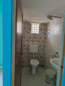Bathroom Image of 400 Sq.ft 1 BHK Apartment / Flat for rent in Behala Kolkata for Rs. 12000