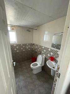 Bathroom Image of 1310 Sq.ft 3 BHK Apartment / Flat for sale in Sunpaul Gifty, Mulanthuruthy Kochi for Rs. 7000000
