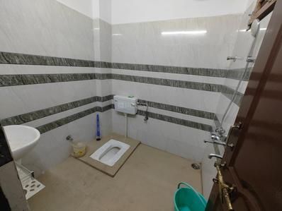 Bathroom Image of 2200 Sq.ft 3 BHK Builder Floor for rent in Manas Enclave Phase 2, Indira Nagar Lucknow for Rs. 18000