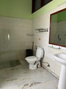 Bathroom Image of 750 Sq.ft 1 RK Apartment / Flat for rent in Safdarjung Development Area New Delhi for Rs. 38000