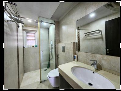Bathroom Image of 2500 Sq.ft 4 BHK Duplex for sale in Spark Desai Oceanic, Worli Mumbai for Rs. 115000000