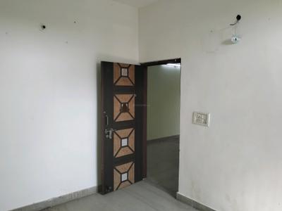 Bedroom Image of 850 Sq.ft 2 BHK Builder Floor for rent in Shalimar Bagh New Delhi for Rs. 18000