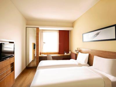 Bedroom Image of 3350 Sq.ft 5 BHK Apartment / Flat for sale in Kiran Apartments, Vile Parle West Mumbai for Rs. 140000000