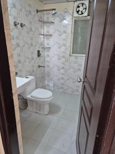 Bathroom Image of 890 Sq.ft 2 BHK Apartment / Flat for rent in Sethi Max Royal, Sector 76 Noida for Rs. 26000