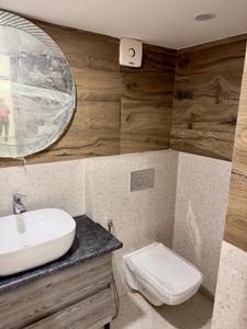 Bathroom Image of 1011 Sq.ft 2 BHK Independent House for rent in RWA Lajpat Nagar 4 Colonies, Lajpat Nagar New Delhi for Rs. 40750
